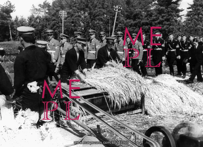 : HJ delegation views threshing in Japan, 1938 : HJ delegation views threshing in Japan, 1938