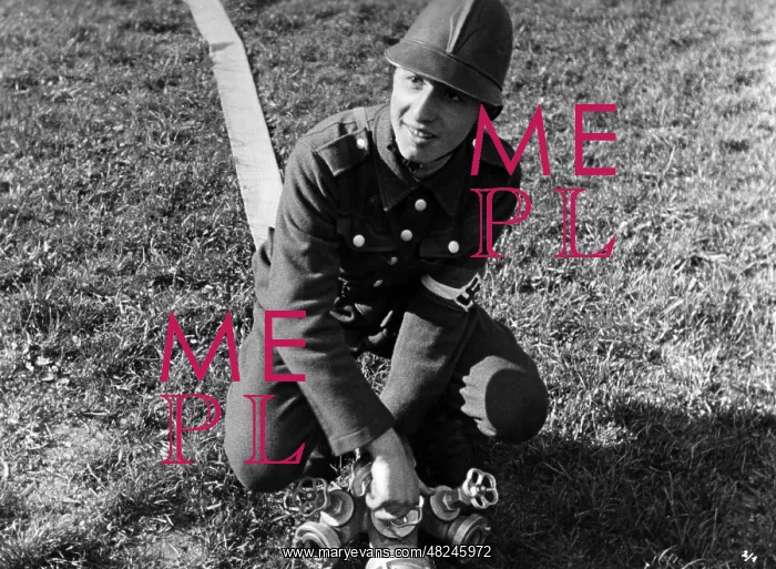 : HJ member as firefighters helpers, 1942 : HJ member as firefighters helpers, 1942