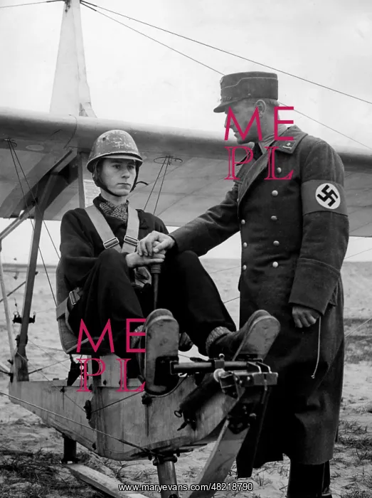: HJ-member during a gliding lesson in Trebbin, 1940 : HJ-member during a gliding lesson in Trebbin, 1940
