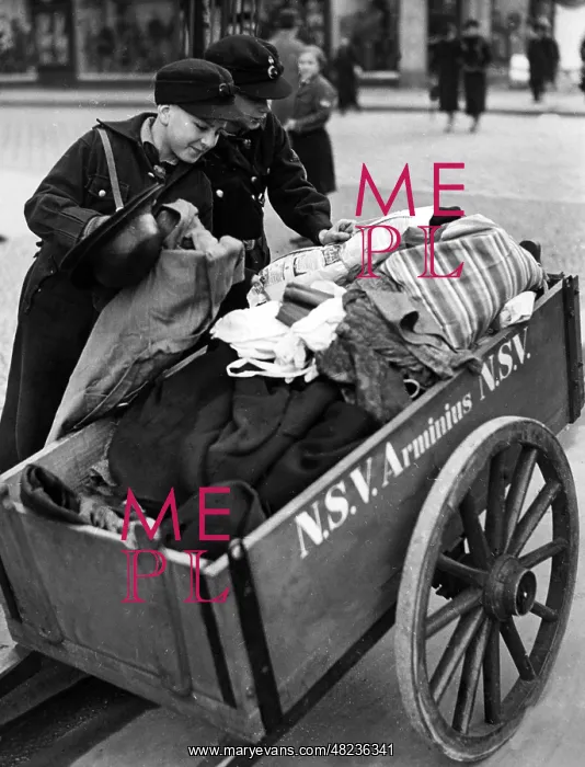 : HJ members collect for the Winter Relief, 1937 : HJ members collect for the Winter Relief, 1937