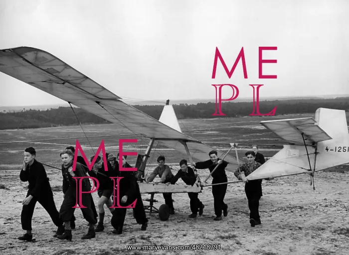 : HJ members with glider in Trebbin, 1940 : HJ members with glider in Trebbin, 1940