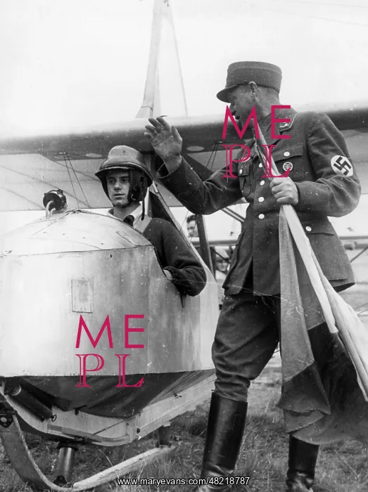 : HJ members during gliding lesson in Trebbin, 1940 : HJ members during gliding lesson in Trebbin, 1940