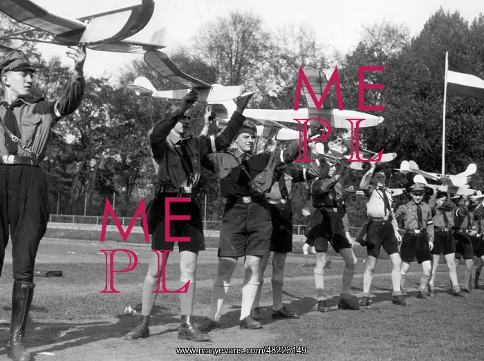 : HJ members with model airplanes in Berlin : HJ members with model airplanes in Berlin