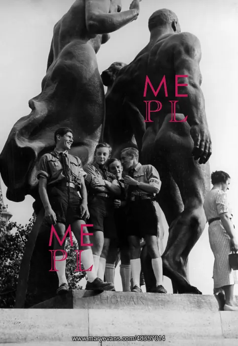 : HJ members in front of Thorak statue at Parisian : HJ members in front of Thorak statue at Parisian