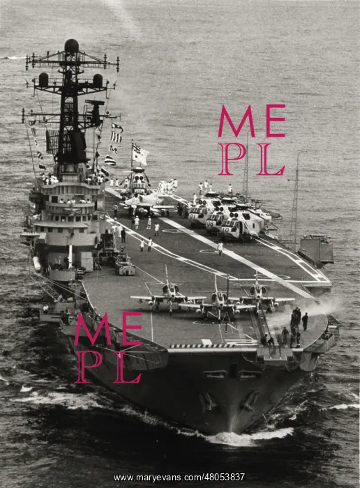 : HMAS Melbourne head-on : HMAS Melbourne head-on