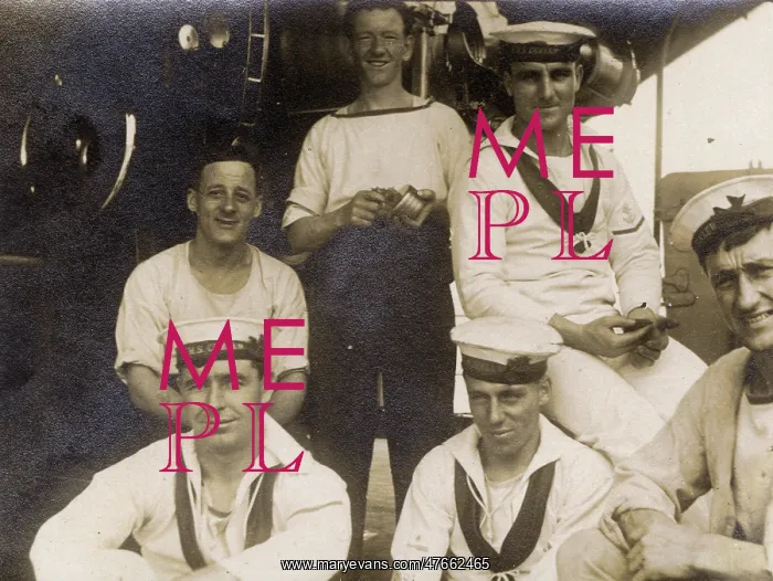 : HMS Curlew, British C-class cruiser, crew members : HMS Curlew, British C-class cruiser, crew members