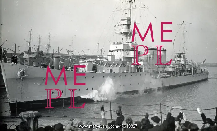  : HMS Dunedin, British light cruiser