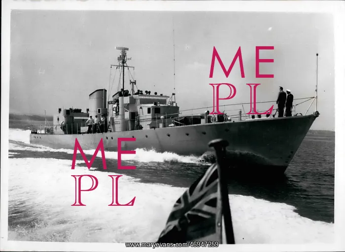 : HMS Grey Goose in demonstration off the Isle of Wight : HMS Grey Goose in demonstration off the Isle of Wight