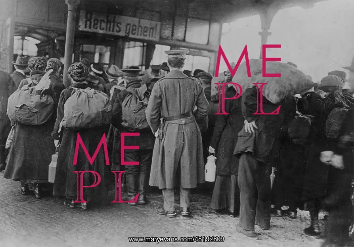 : Hoarders at the station, 1919 : Hoarders at the station, 1919