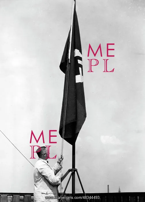 : Hoisting of the Reichsdienstflagge in the occupied Paris : Hoisting of the Reichsdienstflagge in the occupied Paris