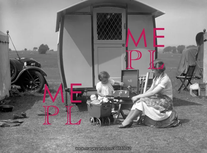 : HOLIDAY CARAVAN