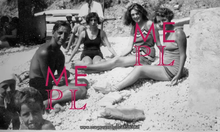  : Holidaymakers on a beach