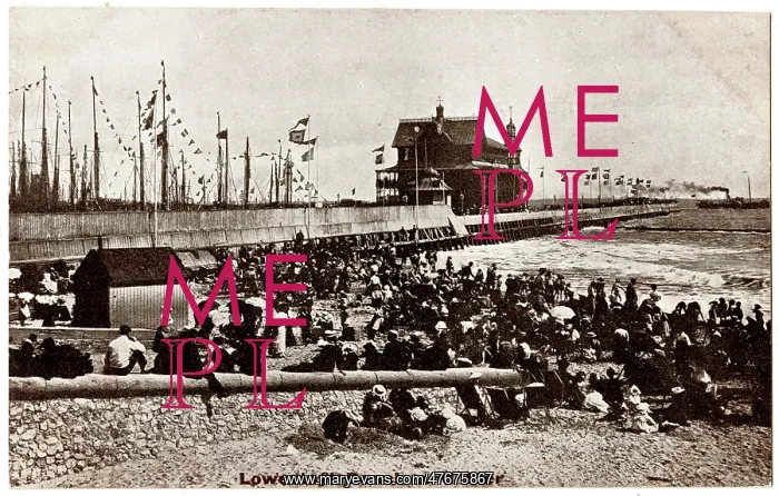 : Holidaymakers on the beach, Lowestoft, Suffolk : Holidaymakers on the beach, Lowestoft, Suffolk