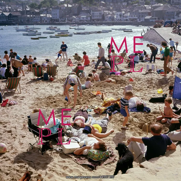 : Holidaymakers on the harbour beach, St Ives, Cornwall : Holidaymakers on the harbour beach, St Ives, Cornwall