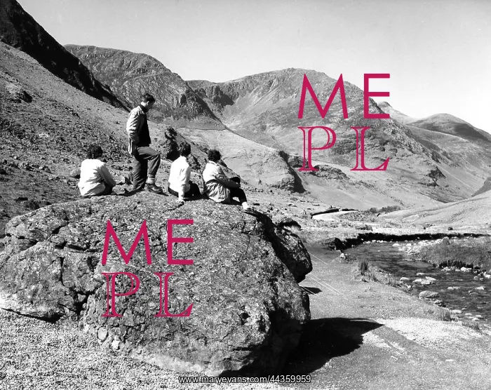: Holidaymakers in Honister Pass, Lake District, Cumbria, Engl : Holidaymakers in Honister Pass, Lake District, Cumbria, Engl