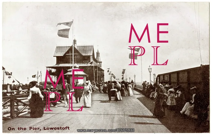  : Holidaymakers on the pier, Lowestoft, Suffolk
