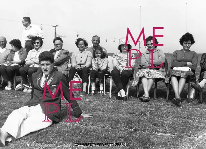 : Holidaymakers and a Redcoat at Butlin's holiday camp : Holidaymakers and a Redcoat at Butlin's holiday camp