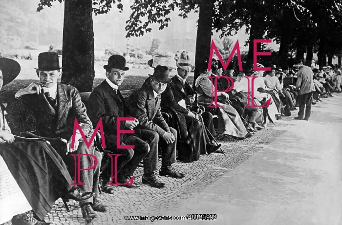 : Holidaymakers in a spa park, approx. 1900 : Holidaymakers in a spa park, approx. 1900