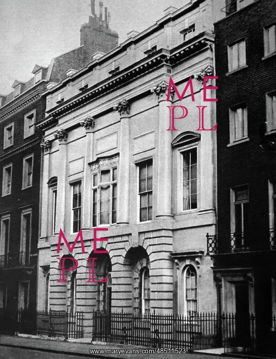 : Home of Earl and Countess of Strathmore, at 17 : Home of Earl and Countess of Strathmore, at 17