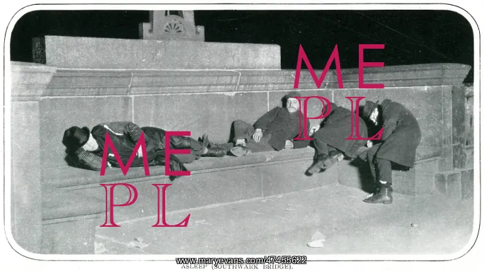 : Homeless men sleeping on Southwark Bridge, London 1900 : Homeless men sleeping on Southwark Bridge, London 1900
