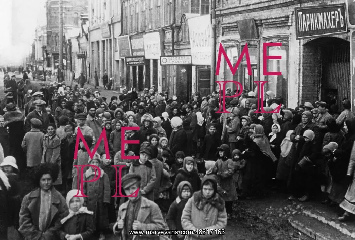 : Homeless people in front of a warming center, 1921 : Homeless people in front of a warming center, 1921