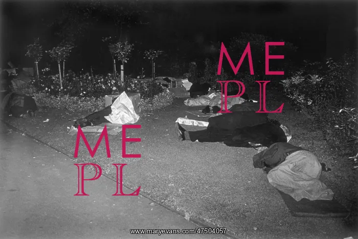 : HOMELESS SLEEP IN PARK : HOMELESS SLEEP IN PARK