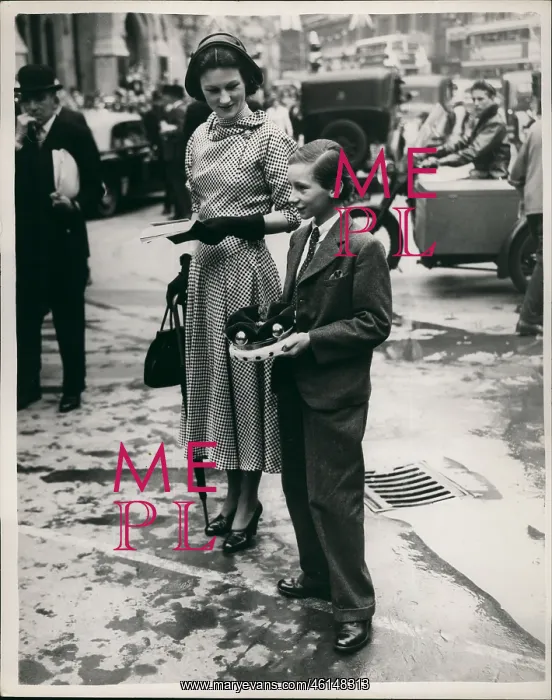 : Hon Mrs Ormsby Gore and son Julian, Coronation rehearsal : Hon Mrs Ormsby Gore and son Julian, Coronation rehearsal