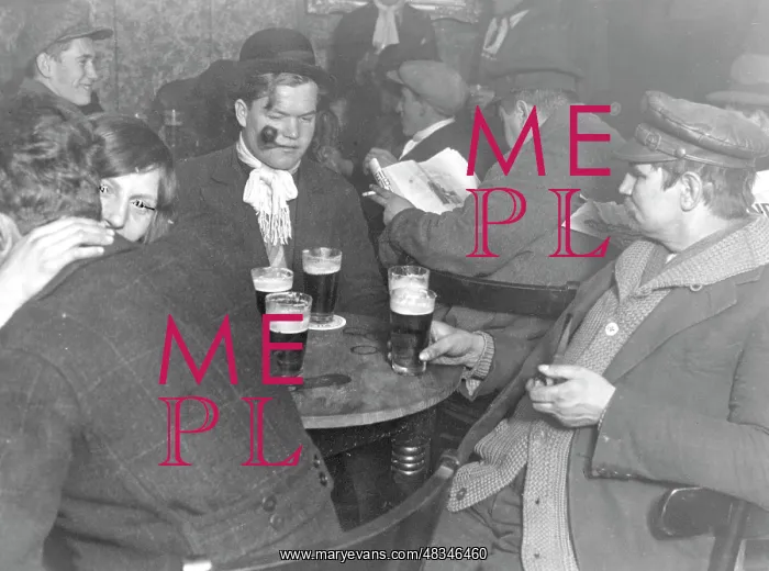 : Hoodlums pub in Berlin, 1929 : Hoodlums pub in Berlin, 1929