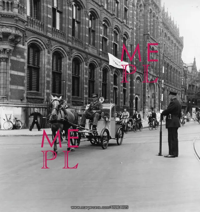  : Horse carriage in Amsterdam during WWII