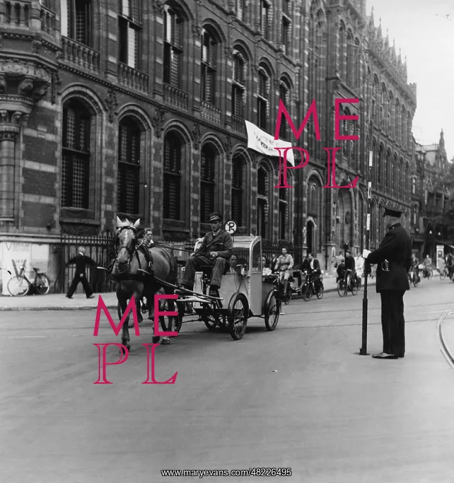 : Horse-drawn carriage in Amsterdam during the Second Worl : Horse-drawn carriage in Amsterdam during the Second Worl