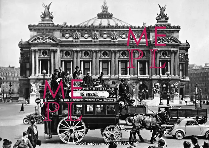 : Horse-drawn carriage in front of the Opera Garnier, 1941 : Horse-drawn carriage in front of the Opera Garnier, 1941