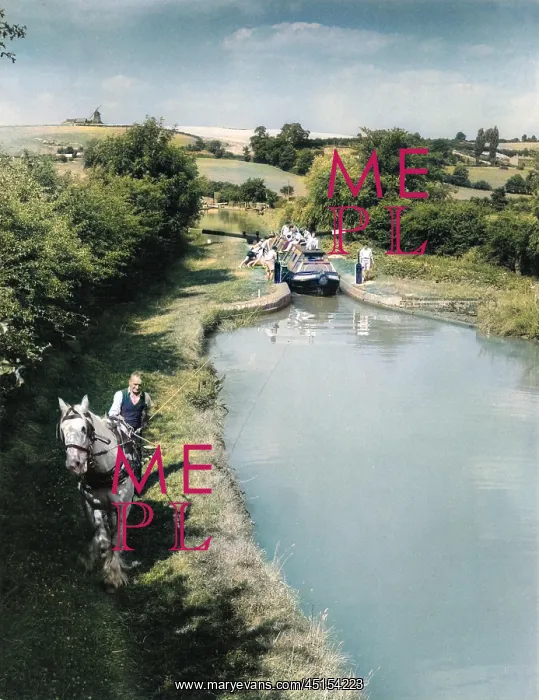 : HORSE-DRAWN NARROW BOAT : HORSE-DRAWN NARROW BOAT