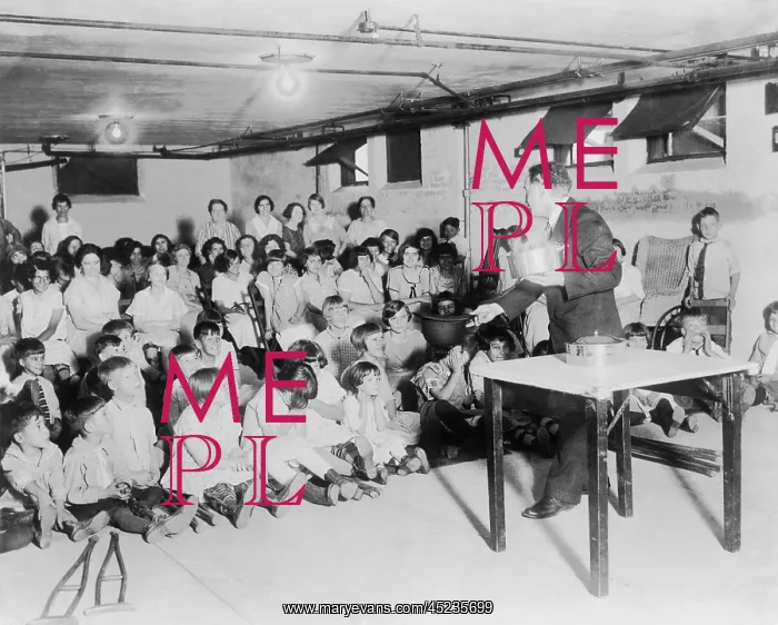 : Houdini performs for an audience of hospitalized ? : Houdini performs for an audience of hospitalized ?
