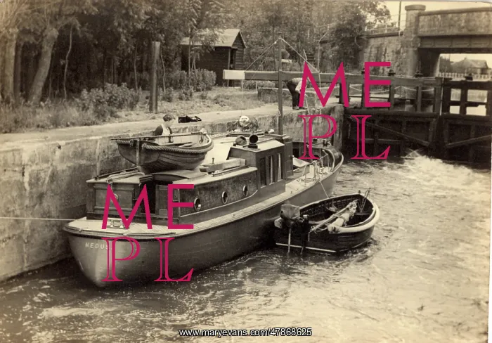 : Houseboat on the River Medway : Houseboat on the River Medway
