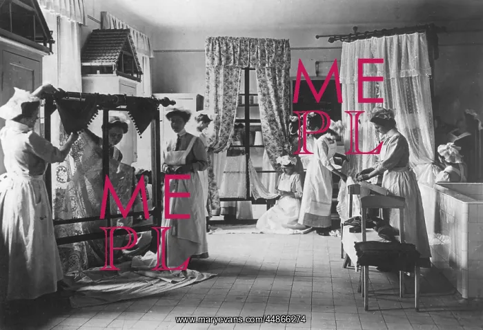 : HOUSEMAIDS / CURTAINS 1900 : HOUSEMAIDS / CURTAINS 1900