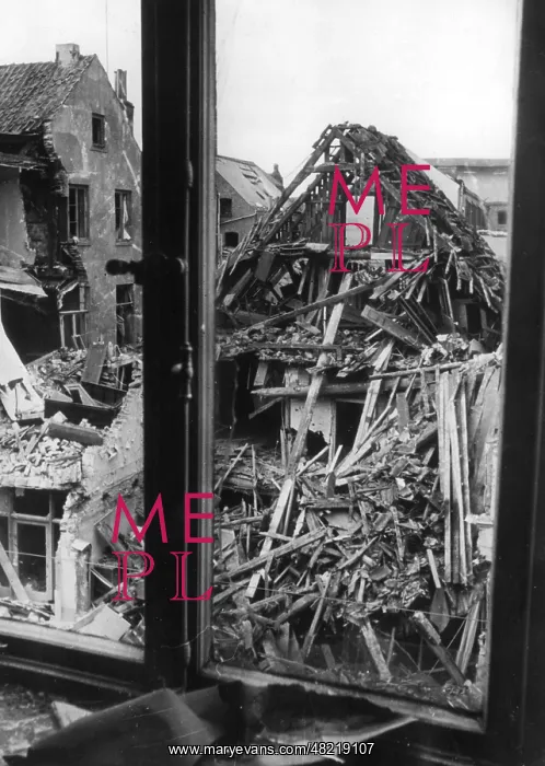 : Houses destroyed by air raids : Houses destroyed by air raids