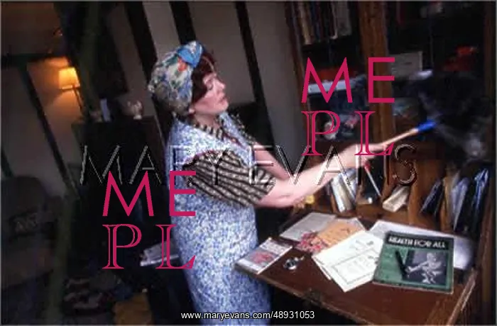 : HOUSEWIFE DUSTING 1940S : HOUSEWIFE DUSTING 1940S