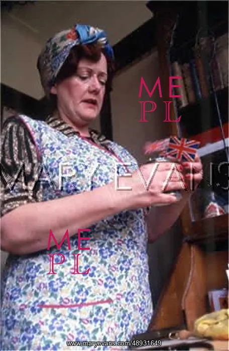 : HOUSEWIFE DUSTING 1940S : HOUSEWIFE DUSTING 1940S