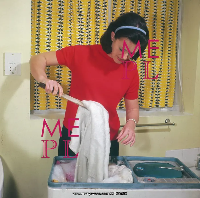 : HOUSEWIFE USING TWIN TUB : HOUSEWIFE USING TWIN TUB