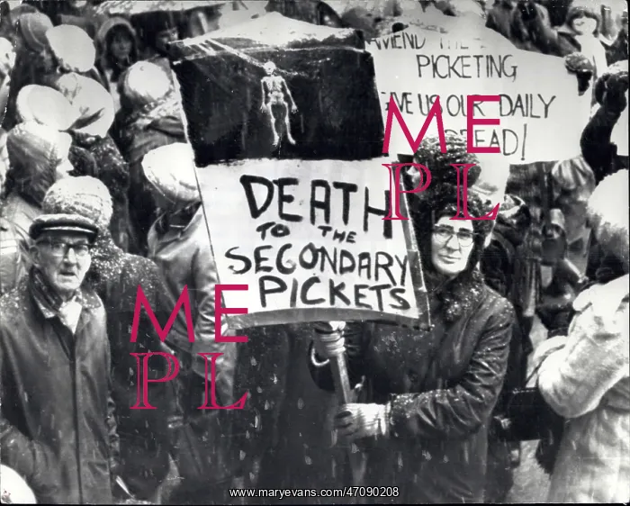 : Housewives of Bury demonstrate against secondary picketing : Housewives of Bury demonstrate against secondary picketing