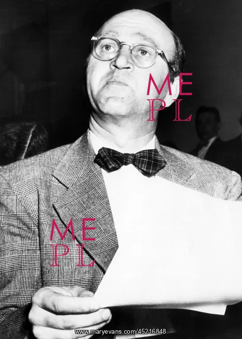 : Howard Da Silva refuses to answer questions ? : Howard Da Silva refuses to answer questions ?