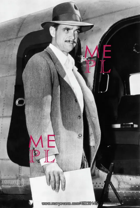 : Howard Hughes boarding a transport airplane ? : Howard Hughes boarding a transport airplane ?