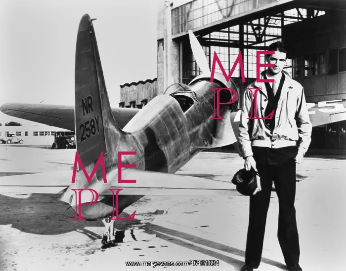 : Howard Hughes with the H-1, a featherweight midget : Howard Hughes with the H-1, a featherweight midget