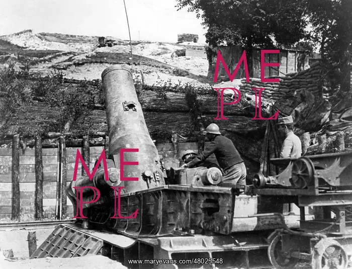  : Howitzer about to fire, Ravin de Proyart, Somme, WW1
