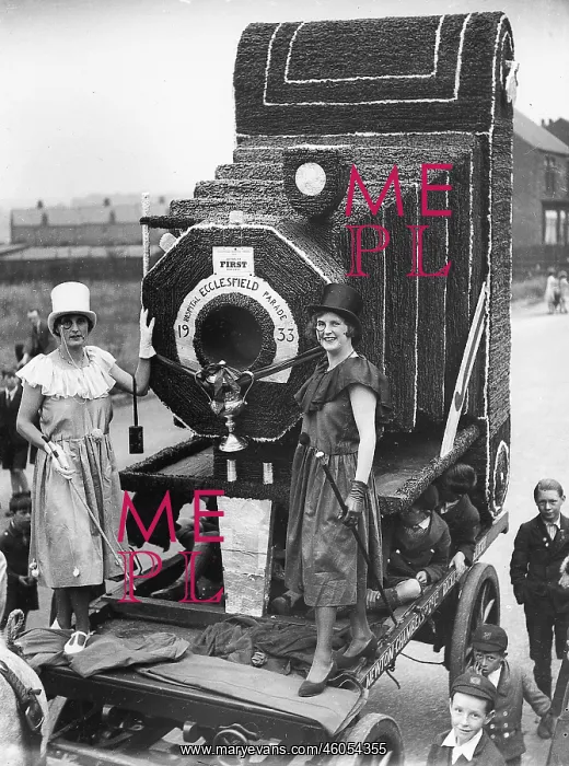 : Huge copy of a camera : Huge copy of a camera