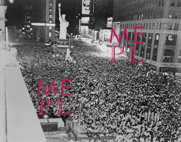 : Huge crowd packed into Times Square, in a premature : Huge crowd packed into Times Square, in a premature