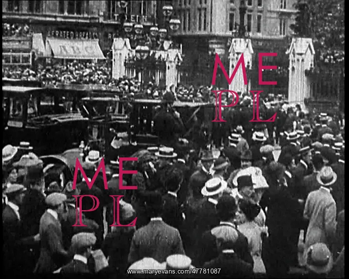: Huge Crowds Of British Men Queueing Up To Volunteer : Huge Crowds Of British Men Queueing Up To Volunteer