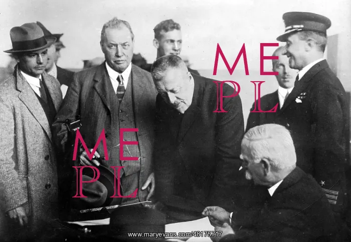 : Hugo Eckener upon arrival of the Zeppelin after its transatl : Hugo Eckener upon arrival of the Zeppelin after its transatl