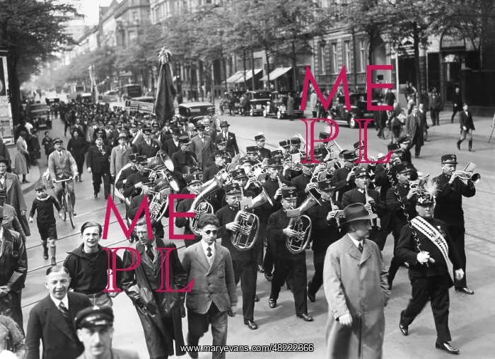 : Hungarian singers march through Berlin, 1934 : Hungarian singers march through Berlin, 1934