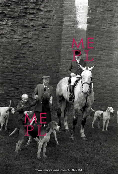 : A hunt in Herefordshire : A hunt in Herefordshire